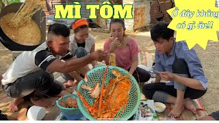 "SP Khương Dừa & Thùy Kim Khiết phải ăn TÔM HÙM với MÌ" vì trên đảo quá khó khăn, không có quán ăn