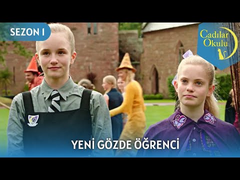 Cadılar Okulu | Ethel Hallow Öğretmenlerin Yeni Gözde Öğrencisi | Sezon 1 Bölüm 1 [Klip]