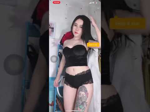 Sexy Vietnamese girl dance in bigo live