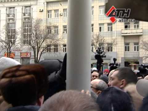 26.02.14 - Кернес пытался снять флаг России, но в ответ ему кричали: "Предатель!"