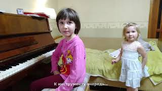 Ярослава (3 года) и Марианна (6 лет) Лемешкины. Обычный вечер...