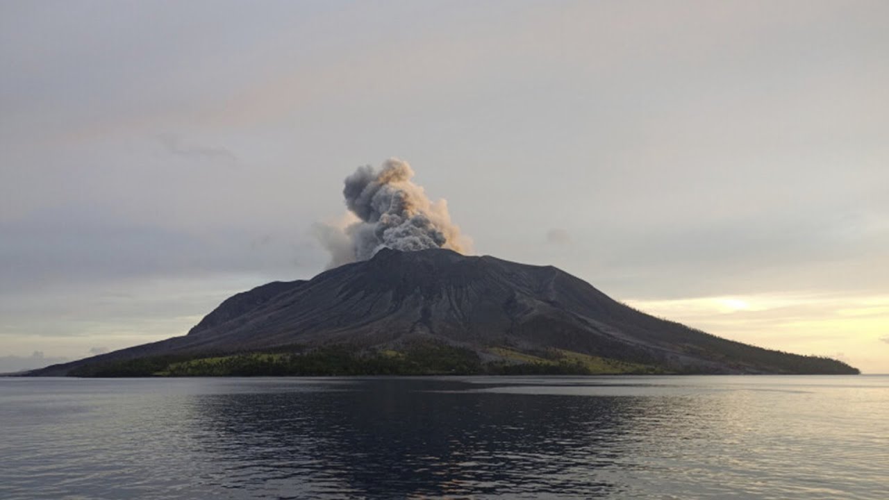 Столб пепла и закрытый аэропорт. Три извержения вулкана Руанг произошли в Индонезии