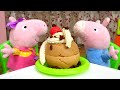 Игрушки Свинка Пеппа и Джордж готовят торт — Маленькие свинки одни дома — Видео для детей