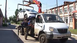 За неуплату налогов - автомобиль под арест(Не хочешь платить налоги - придется расстаться с имуществом. Судебные приставы сегодня продемонстрировали..., 2016-08-08T13:15:27.000Z)