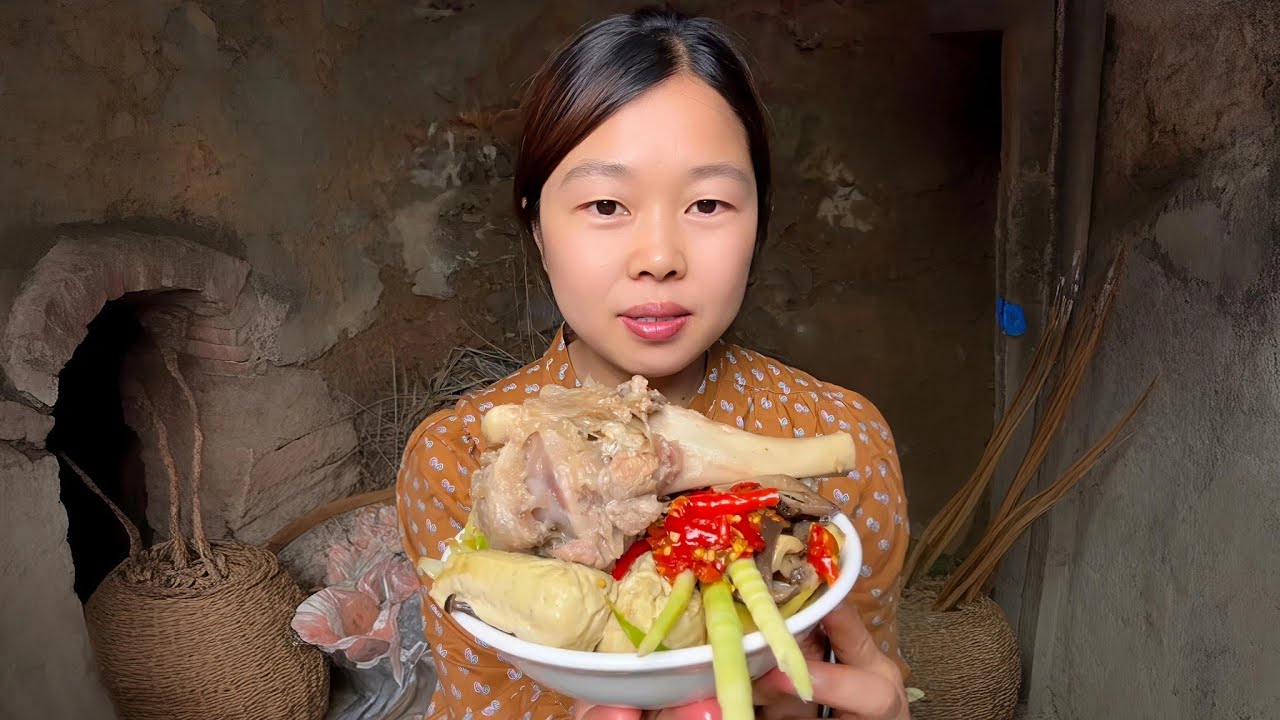 Village-Style Cooking: Chicken Leg Soup with Spicy Chili – Delicious to the Bone