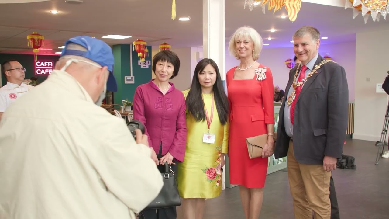 Overseas Chinese: East meets West