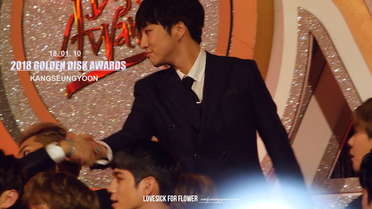 180110 골든디스크어워즈 위너 강승윤 직캠 대기석 - 멤버들 응원을 받으며 오랜 날 오랜 밤 무대를 하러 가는 승윤이