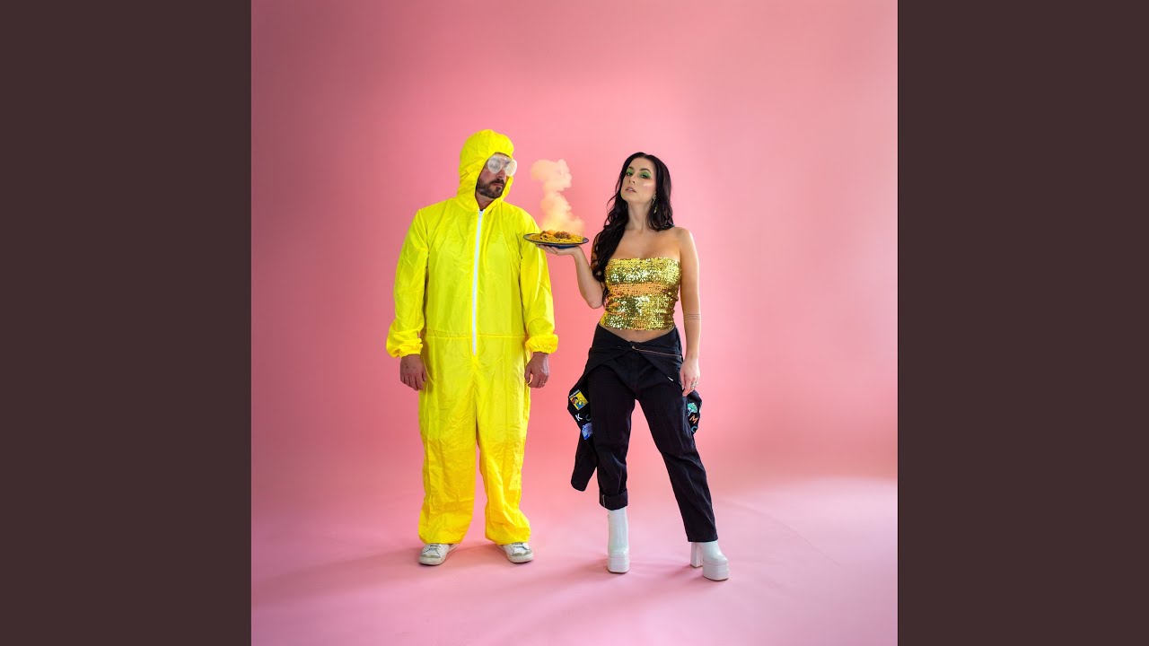 HELLO IT'S THE NEW ME bekijken op YouTube HELLO IT'S THE NEW ME bekijken op YouTube