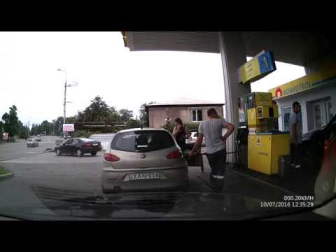 ქალი ბენზინ გასამართ სადგურზე (ზუგდიდში)