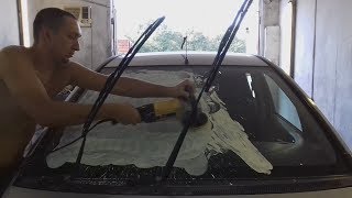 видео Полироль для стекла автомобиля: что лучше для лобового автостекла?