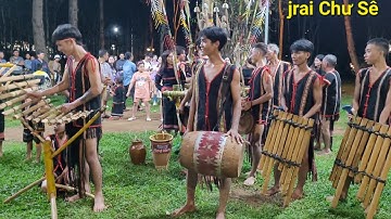 Hòa tấu đàn tơrưng đến từ làng Hăng Ring huyện Chư Sê mơak jăk klăm anơi