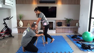 Extensão de joelho em pé com elástico