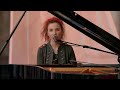 2 giugno, l'omaggio di Frida Bollani a Battiato: suona e canta 'La cura' al piano