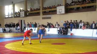 50kg00_new)(Финал Чемпионата Украины по вольной борьбе среди юниоров вес 50кг Иван Издебский (Херсон)-Максим Блязе (Харь..., 2013-04-28T19:23:58.000Z)