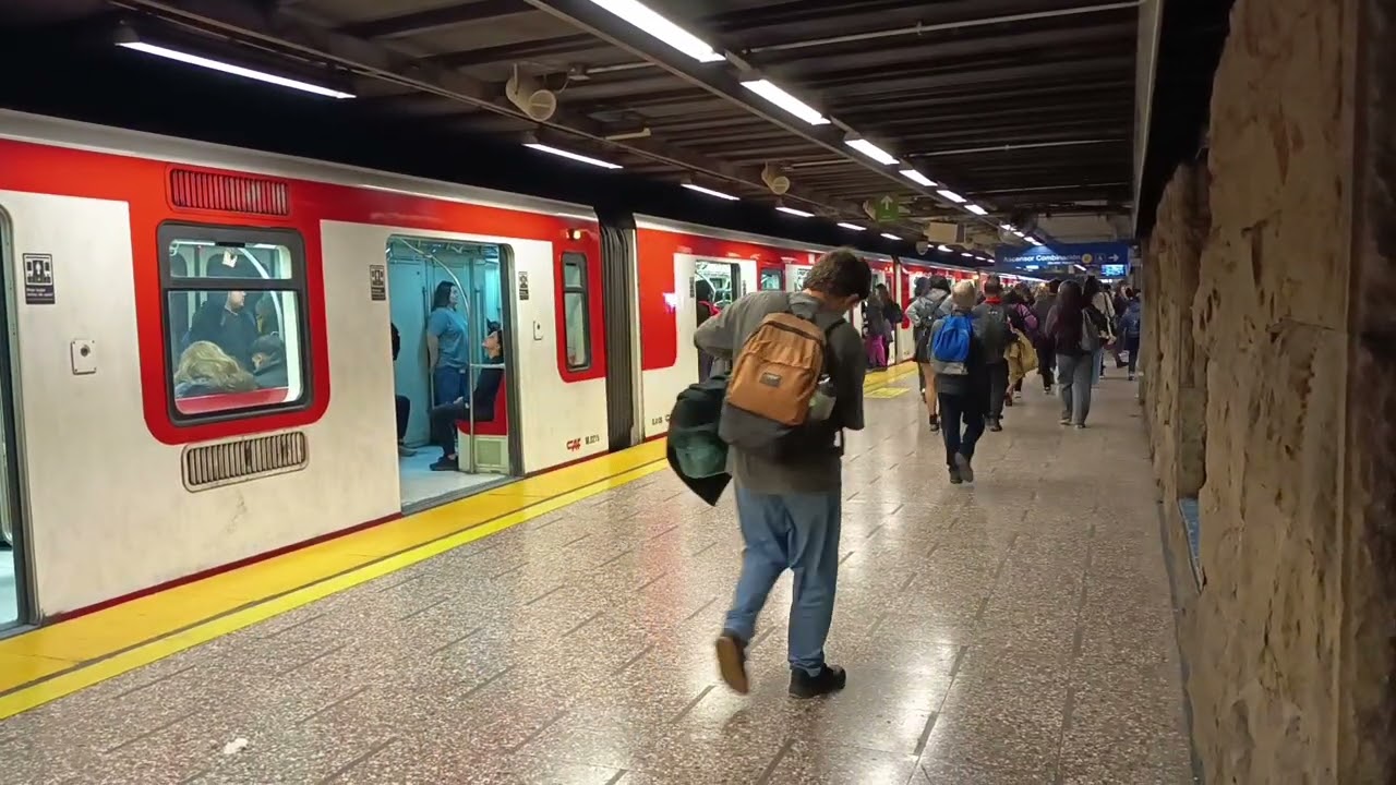 Metro de Santiago | Línea 1 | Trenes CAF NS-07 y Alstom NS-93 en Estación Los Héroes (2)