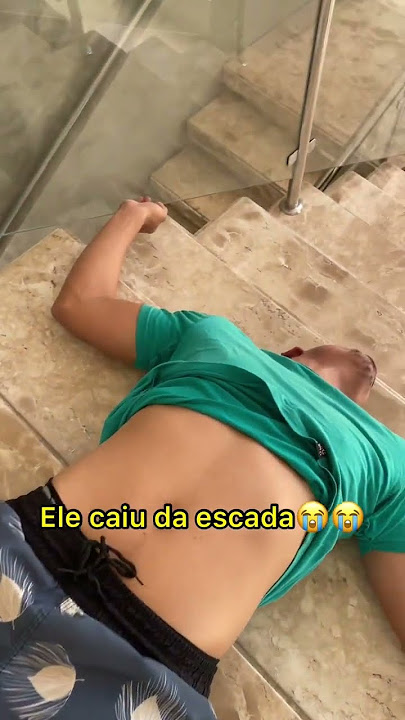 Ele caiu da escada😭😭