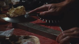 Главарь банды Найт Слэшер (Брайан Томпсон) точит нож.  Кобра (фильм 1986) перевод Гаврилов