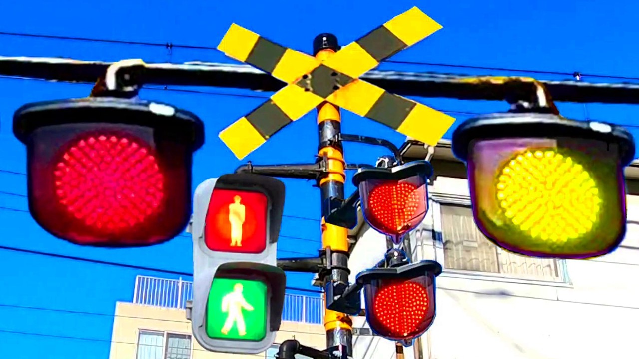 電車】おもしろい踏切 信号 Funny railroad crossings and trains