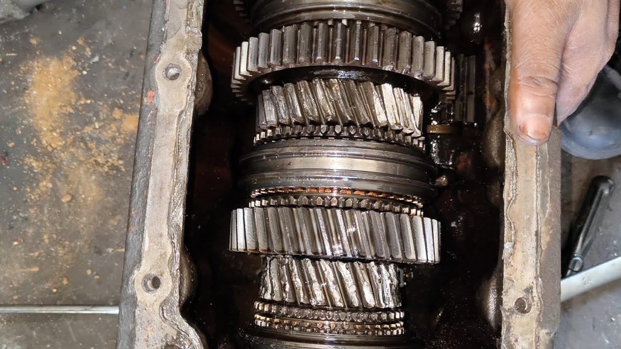 GEAR BOX REMOVAL OF 10.50  BS3 EICHER BUS