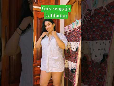 se cantik ganti baju gak sengaja kelihatan...