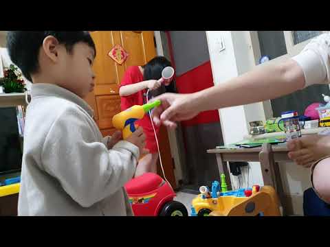 20201226辰辰覺得玩具螺絲起子轉不快
