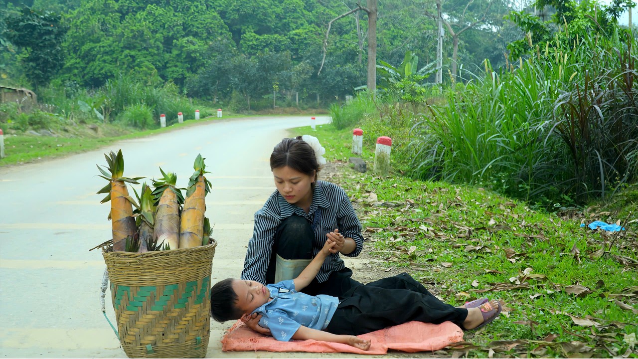 Одинокая мать неожиданно спасла молодого нищего мальчика в глухом лесу.