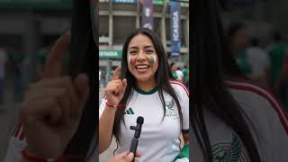 pato mexicano entrevistando afuera del estadio ciudad de México