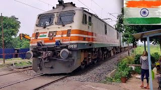 Download Lagu High Speed Back to back WAP-7  Encounter  : High Speed train furiously moving out at railgate... MP3