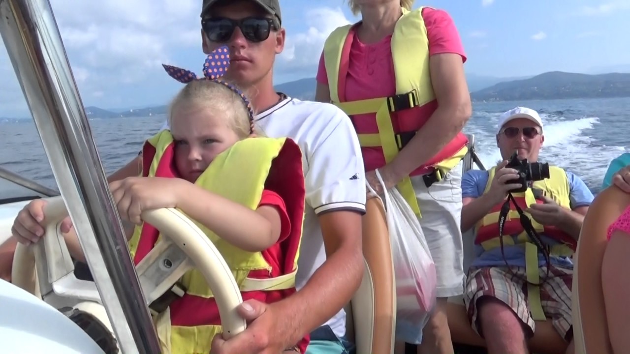 Прогулка на катере по морю Катя рулит! /Eine Bootsfahrt auf dem Seeweg Katja Taxis!/мир Кати и Миши