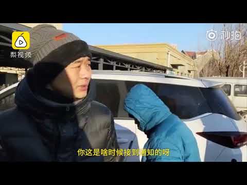 70米高打桩机倒下，轿车被砸成敞篷