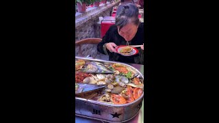 Arrange seafood # Eat seafood heartily