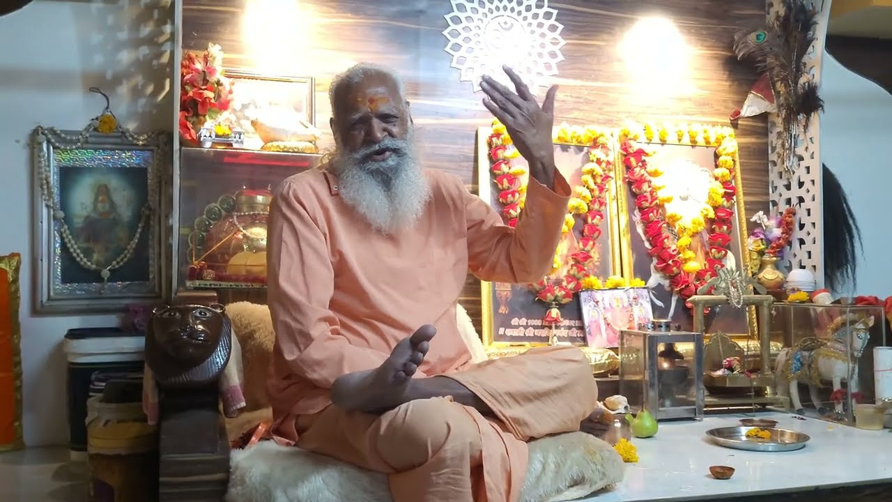 जो व्यक्ति पूर्ण रूपेण ईश्वर पर आश्रित हो गया है, उसे संसार की किसी भी वस्तु से कोई भय नहीं रहता है।