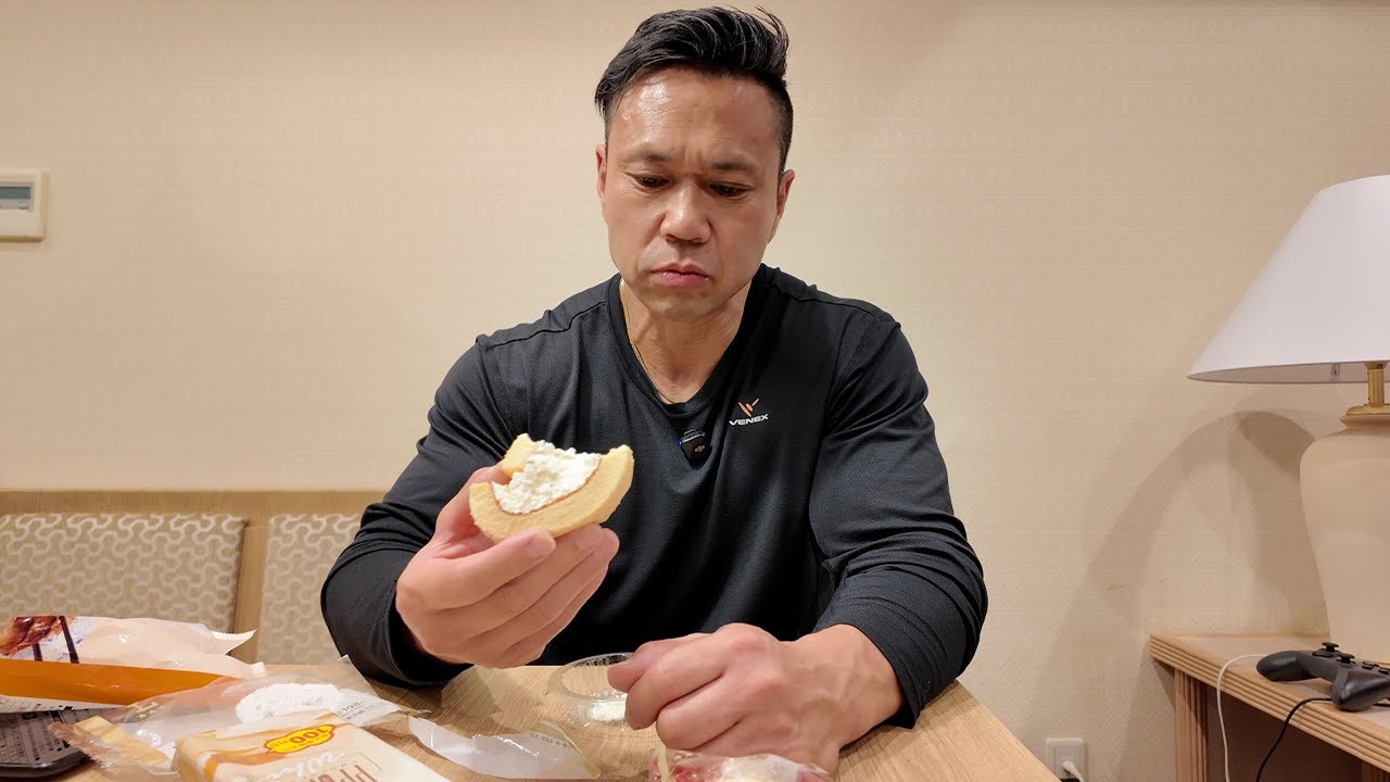 【ジュラ飯】お腹が空いたら眠れない男。深夜の背徳コンビニ飯。