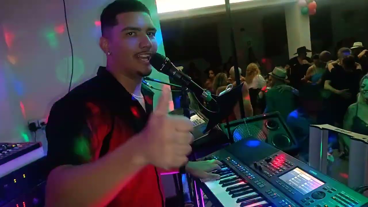 Esse e o garotinho Felipe. Ele bom baile do Tony ao vivo noite com festa