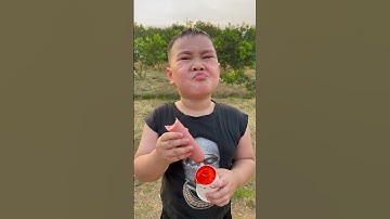 Cậu bé tốt bụng lần đầu ăn xúc xích và cái kết hài hước #shorts