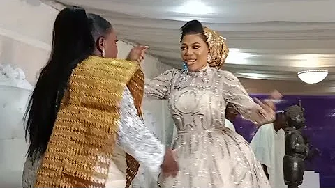 MOMENT OONI'S NEW WIFE, OLORI OPEOLUWA ELIZABETH PROVES TO OBA OGUNWUSI SHE IS A GOOD DANCER