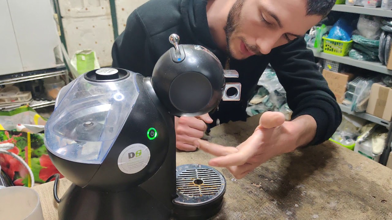 Pezzi Di Ricambio Per La Macchina Da Caff&egrave;. Riparazione E Manutenzione Di Cottura Ad Acqua Bollente Image182867401