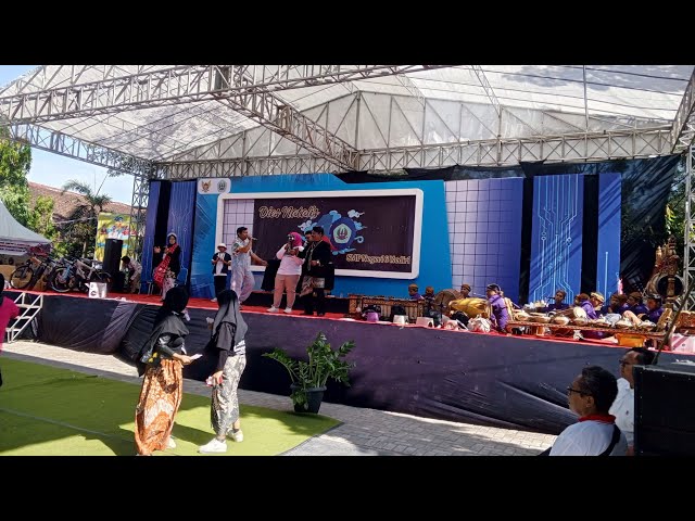 NIKEN SALINDRI FEAT DELVA IRAWAN SMP 6 KEDIRI 2023 DIES NATALIS class=