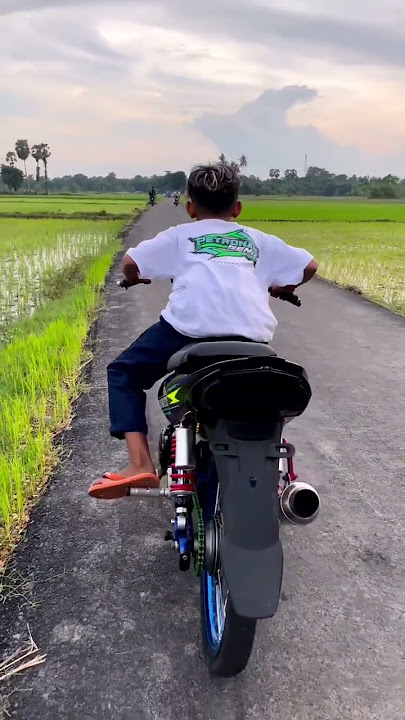 Bocil NYETING di sawah hampir nyungsep