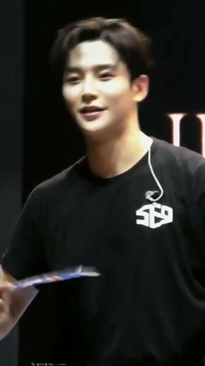 his effort to fan one venue deserves five thumbs up 👍😎 #rowoon #kimrowoon #sf9 #kpop #fyp #shorts