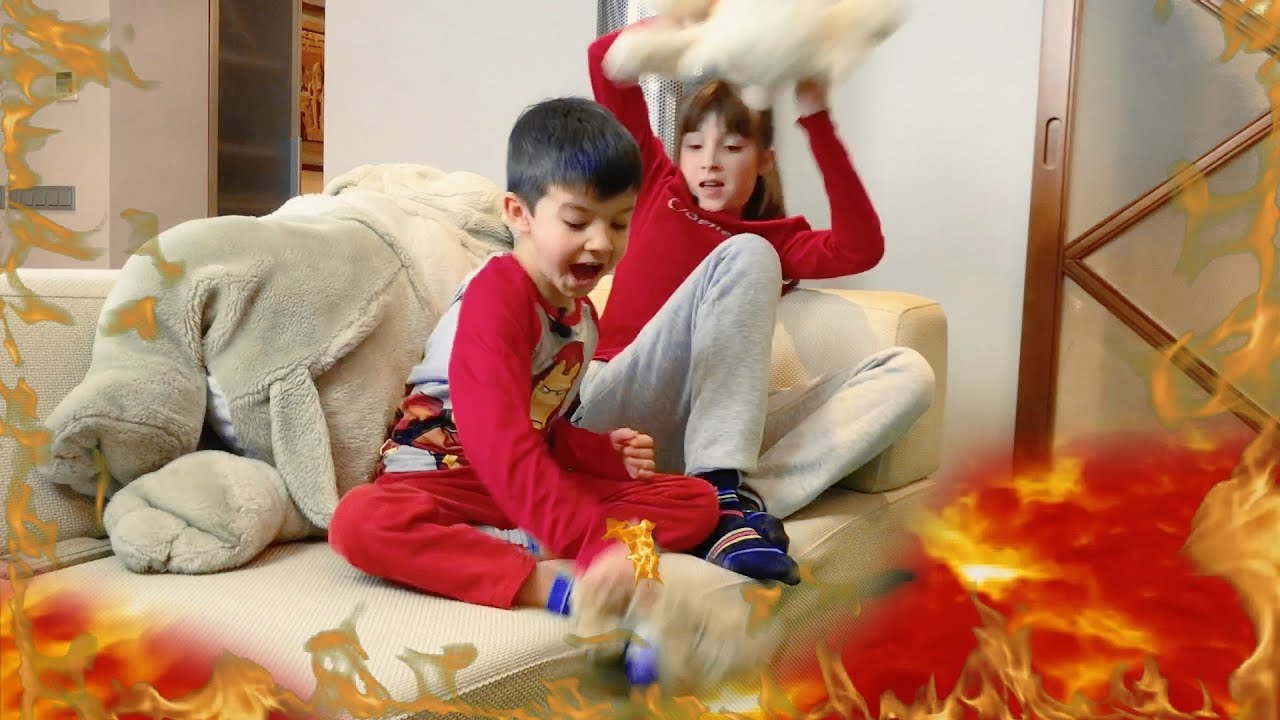 denis igraet s podrugoj v pol eto lava novaya seriya dlya detej the floor is lava for kids children youtube idei dlya vannoj igry polo