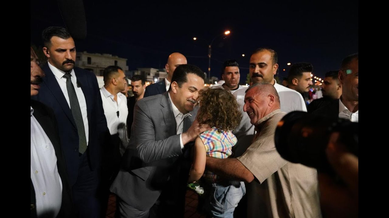 رئيس مجلس الوزراء السيد محمد شياع السوداني يتجوّل مساءً في أحد متنزّهات مدينة الموصل ويلتقي بالأهالي