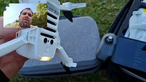 Fimi x8 Mini connecting the radio controller to the smartphone.