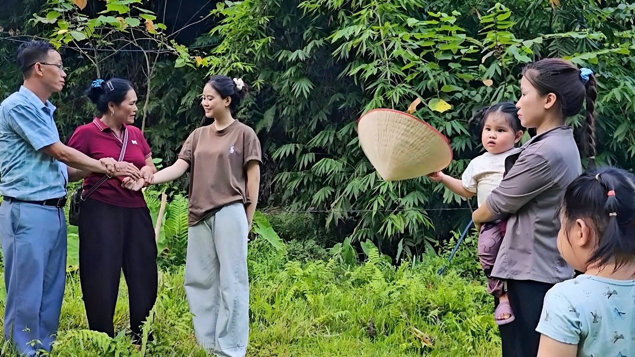 Dung's mother showed her fondness for Linh in front of Hue the first time they met