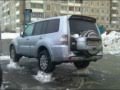 Чудо-уборка.Убрать снег не задев машину.  © TV-100