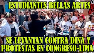 CIENTOS DE ESTUDIANTES DE LA ESCUELA DE BELLAS ARTES PROTESTAN EN LOS EXTERIORES CONGRESO PERUANO..