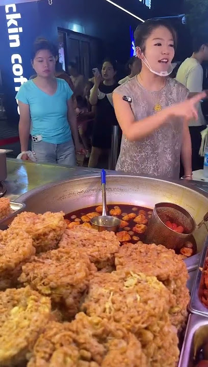 The process of selling luosifen by setting up a street stall