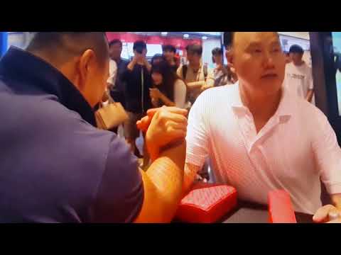 팔씨름 왕 팔뚝이 여자 허벅지보다 크다 대단해요(19)