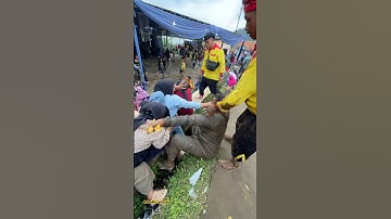 Ibu ibu lagi santai kena kuda lumping!!️ seni besok mekar budaya