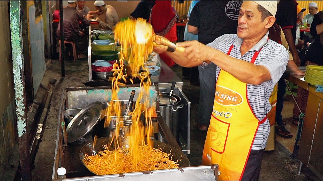 Stupid Noodles - MELAKA STREET FOOD Tour w/ Chasing a Plate! MOUTHWATERING Malaysian STREET FOOD